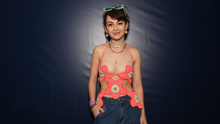 Klara Castanho curte primeiro dia de The Town de look floral decotado e com  transpar&ecirc;ncia