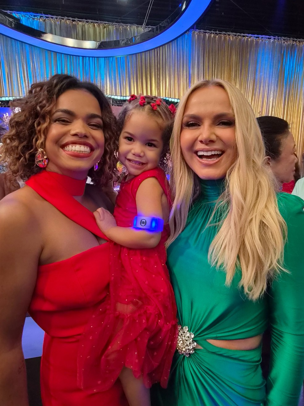 Jeniffer Nascimento posa com a filha, Lara, de 2 anos, e a apresentadora Eliana — Foto: Reprodução/Instagram