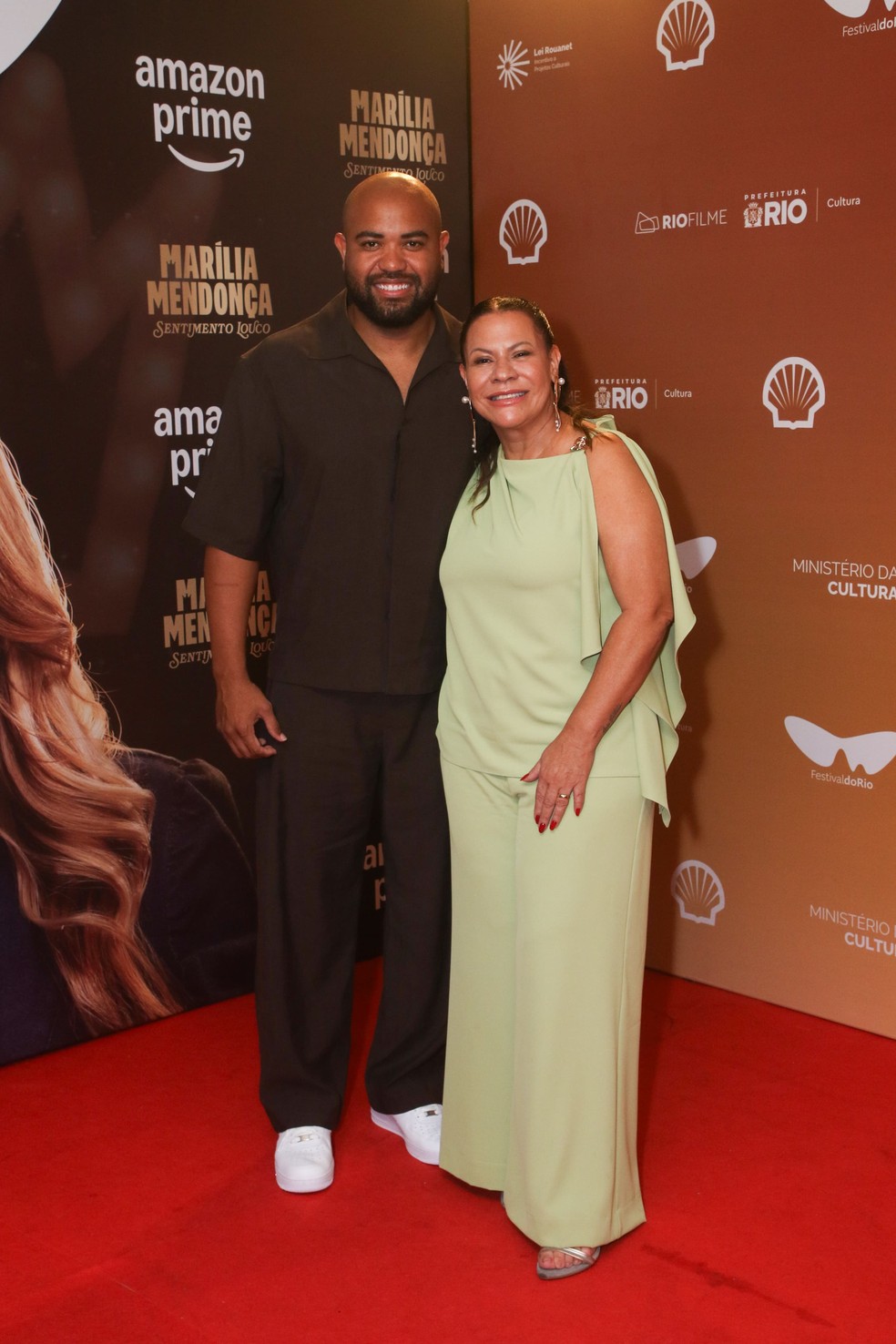 Dona Ruth e o marido, Deyvid Fabricio — Foto: André Moreira/BrazilNews e Thiago Mattos/AgNews
