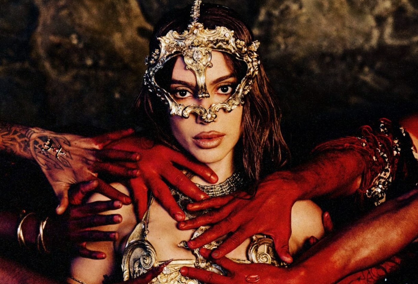 Anitta rebate comparações com outros artistas por álbum: 'Pobres de espírito'