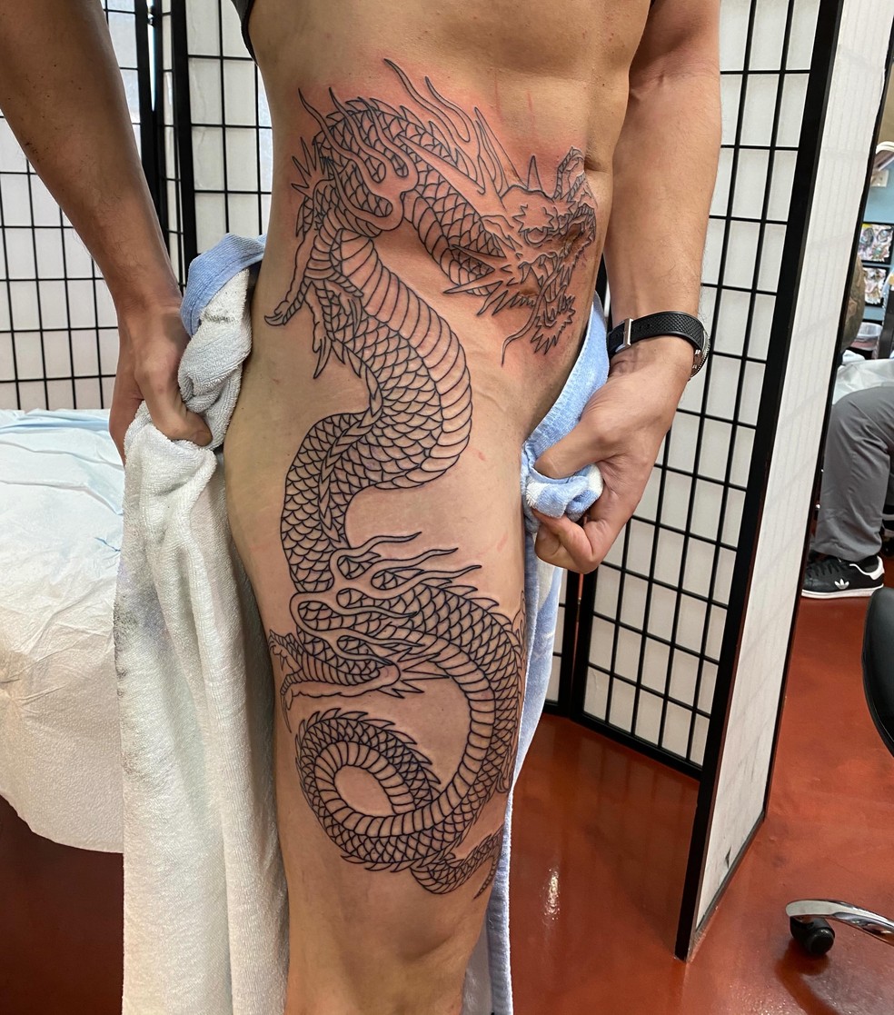 Joe Manganiello mostra tatugem gigante que fez para cobrir cicatriz de ostomia — Foto: Reprodução | Instagram