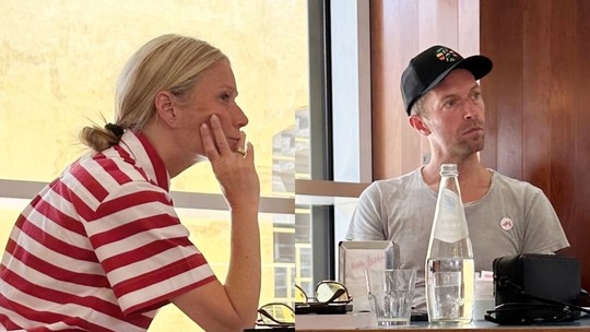 De cara fechada, Gwyneth Paltrow e Chris Martin são clicados juntos em conversa com filho caçula