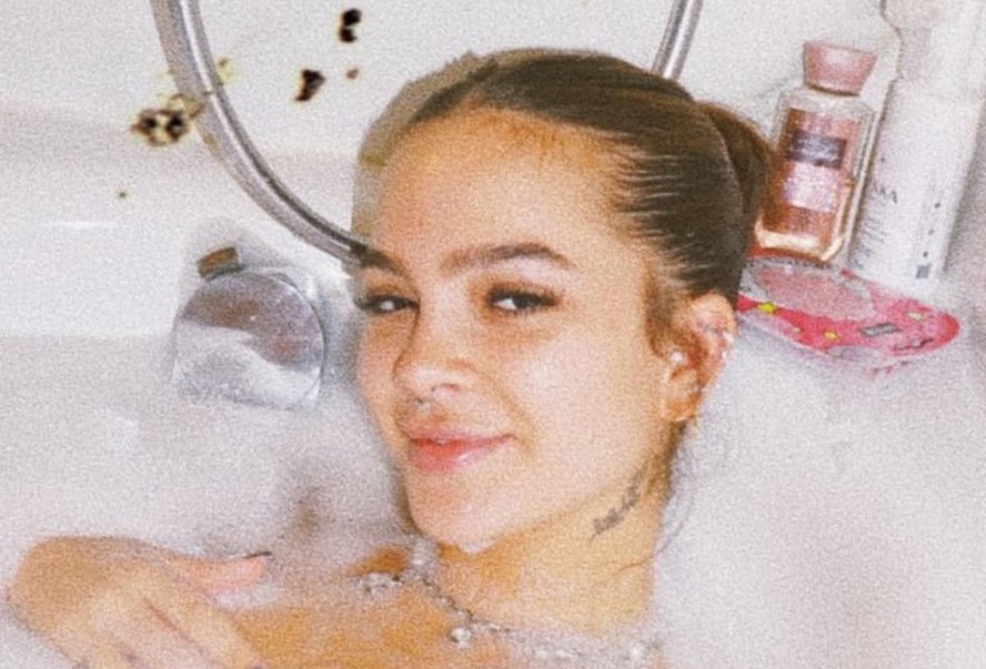 Em Paris, Mel Maia posta foto nua durante banho de espuma; amplie