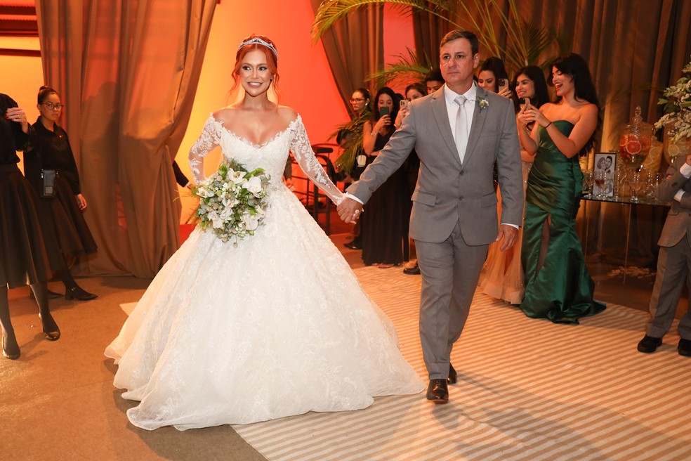 Mirela Janis e Yugnir Ângelo se casam — Foto: Lucas Ramos/BrazilNews