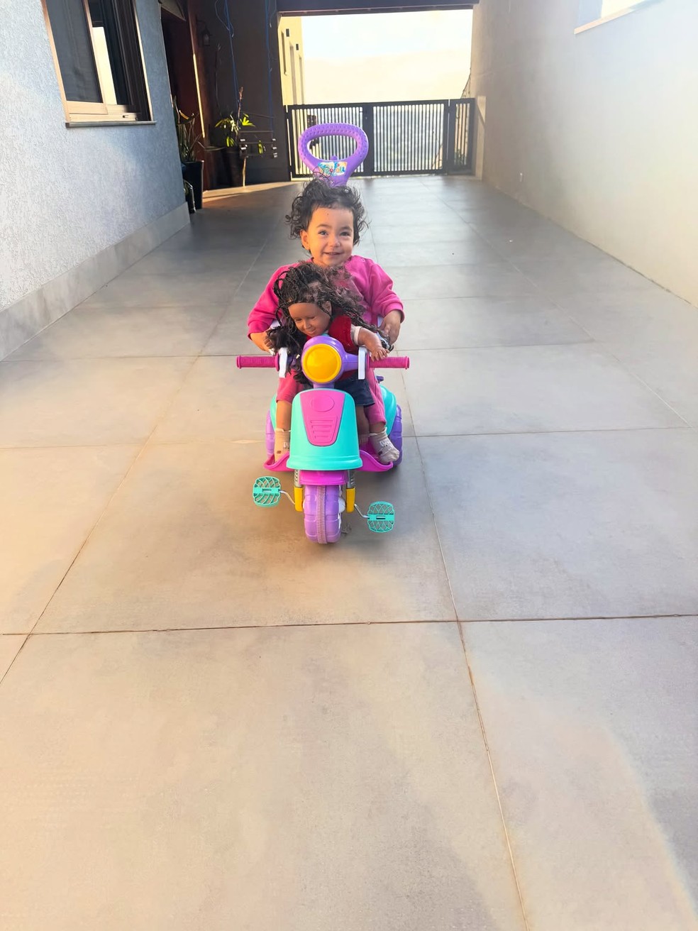 Aniki anda de bicicleta com a boneca da chiquitita Pata — Foto: Reprodução/Instagram