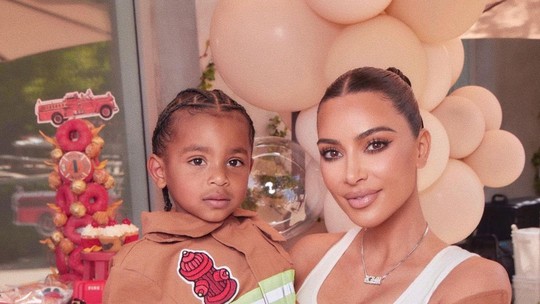 Kim Kardashian abre álbum de fotos do aniversário do caçula sem Kanye West