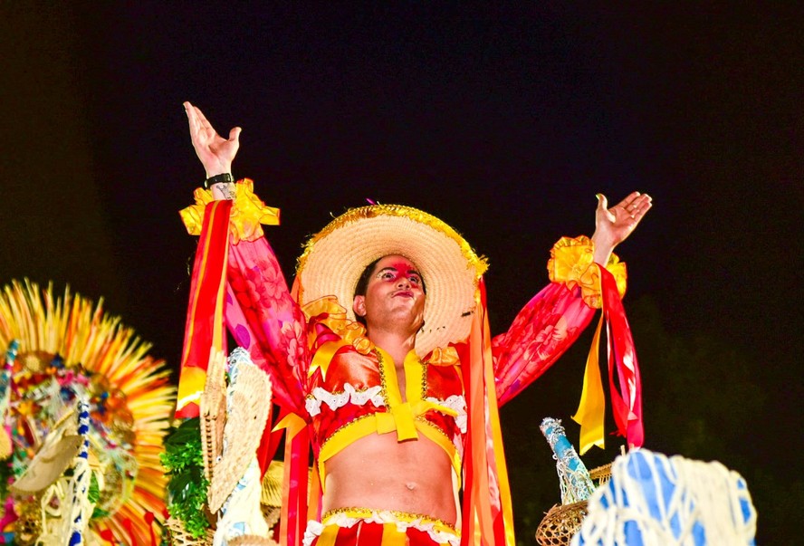 Christian Chávez, do RBD, realiza sonho de desfilar na Sapucaí