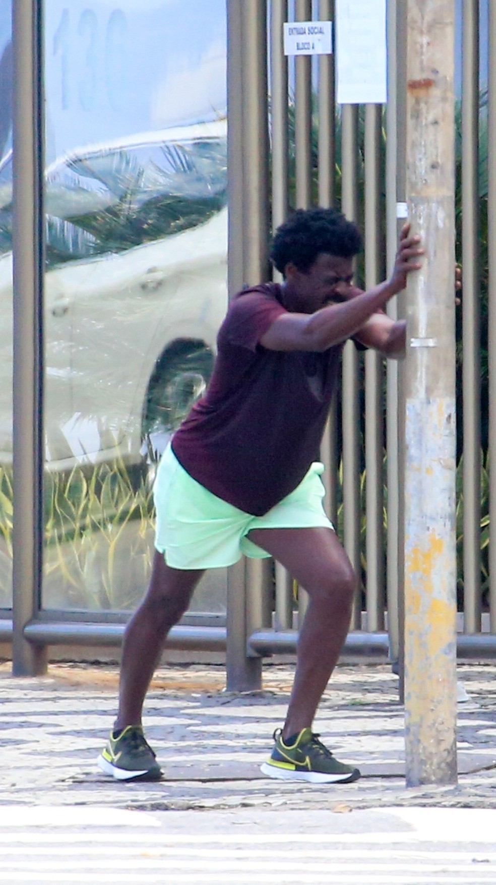 Seu Jorge faz caminhada intensa na orla do Rio &mdash; Foto: JC Pereira / AGNEWS