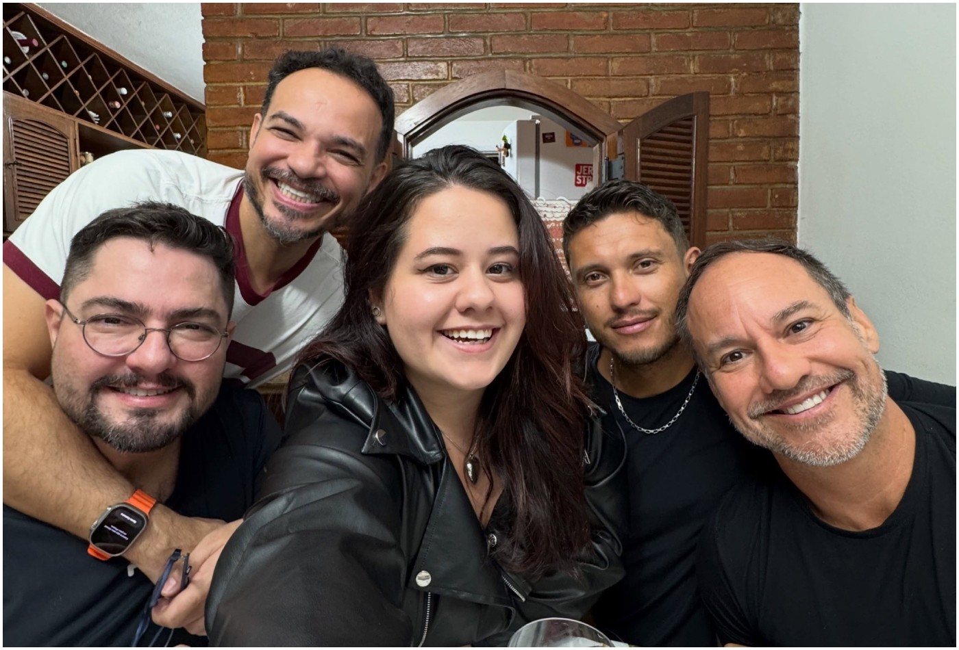 Karol Lannes rebate que pretendente terá Carminha de sogra: 'Na vida real, são 4 sogros'