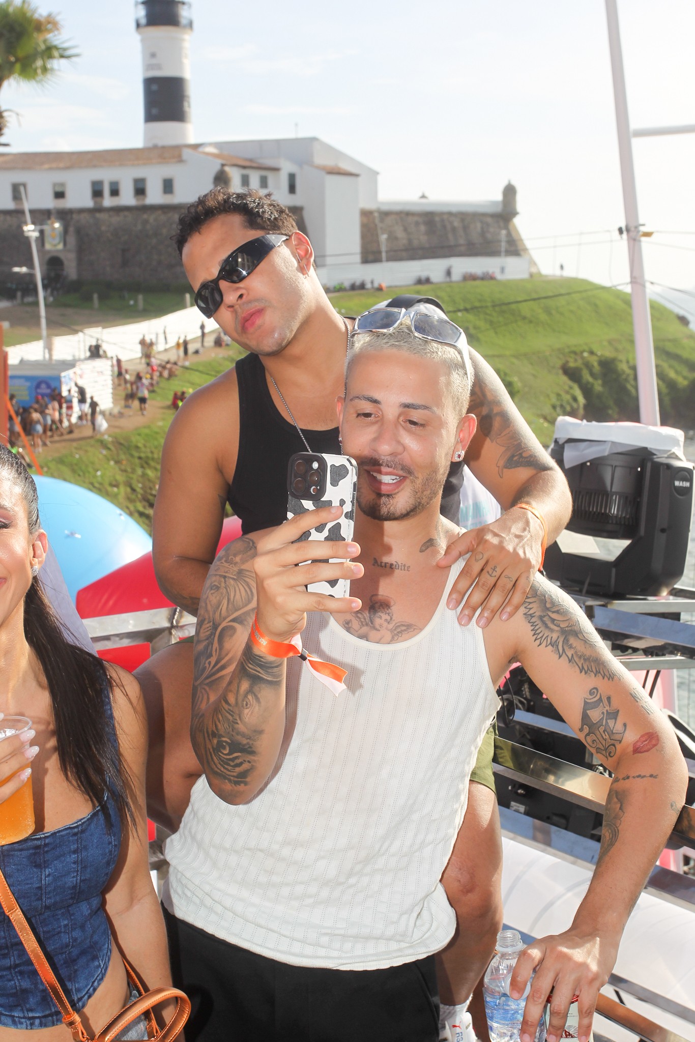 Carlinhos Maia e Lucas Guimarães se divertem em trio puxado por Ivete Sangalo — Foto: Dilson Silva/AgNews