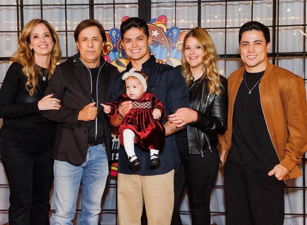 Patricia Cavalcante, Tom Cavalcante, Cristiano Deyvid (com Antonella no colo), Maria Cavalcante e Jonatha (irmão e dupla de Cristiano) — Foto: Clayton Felizardo/BrazilNews