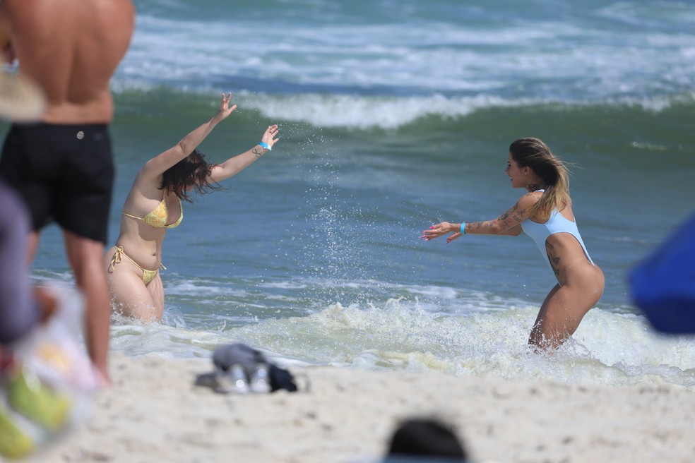 Larissa Sumpani e Kerolay Chaves na praia do Pepê, no Rio — Foto: Daniel Pinheiro/BrazilNews