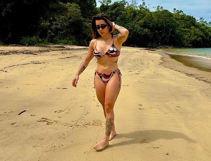 De biquíni, sertaneja Lauana Prado curte dia de praia em Angra dos Reis