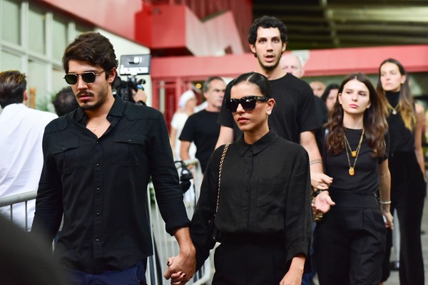 Mariana Rios sai abalada do velório de Abílio Diniz com o namorado ...