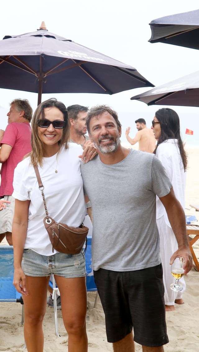 Marcelo Faria celebra 54 anos com festa na praia ao lado da namorada e ...