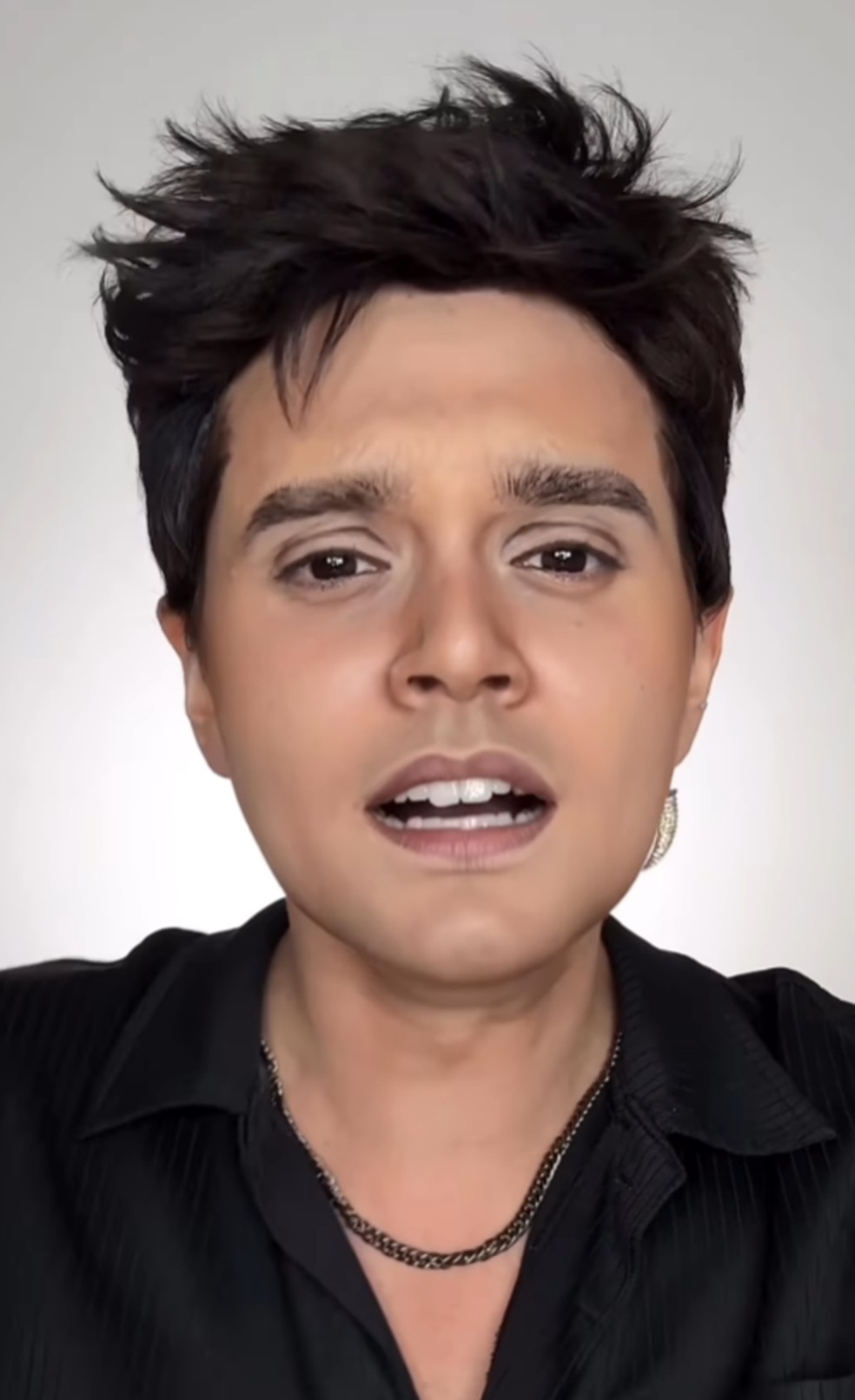 Maquiadora Letícia Gomes se transforma em Luan Santana e impressiona o  cantor
