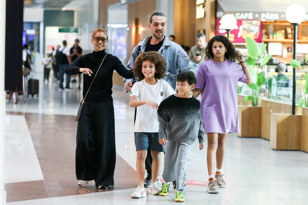 Aline Wirley e Igor Rickli embarcaram com seus filhos &mdash; Foto: Anna Giullia/Agnews