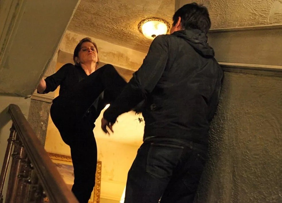 Em Império (Globo, 2014), a vilã Cora (Drica Moraes) tentou tirar a vida de Fernando (Erom Cordeiro) com crime na escada — Foto: TV Globo
