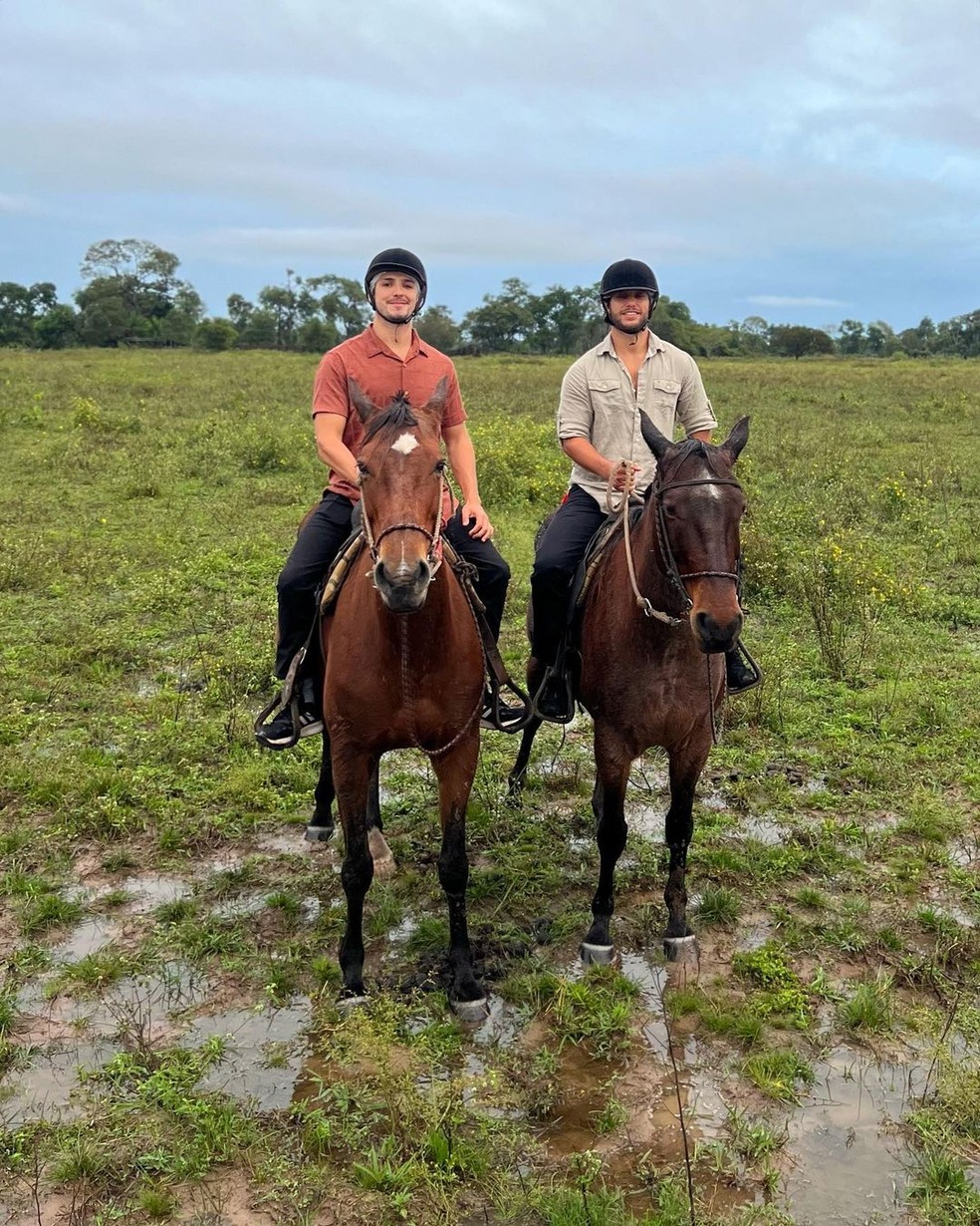 Igor Cosso e Heron Leal andam a cavalo no Pantanal — Foto: Reprodução/Instagram