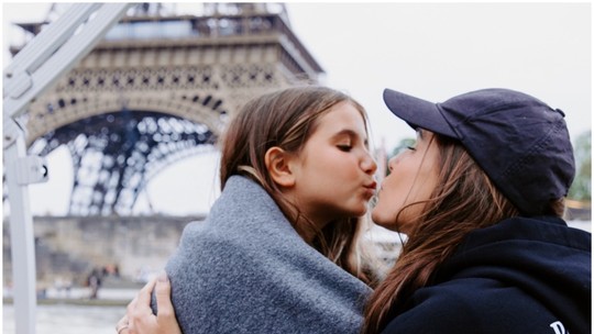 Deborah Secco se derrete pela filha em viagem a Paris: 'Sobre amor'