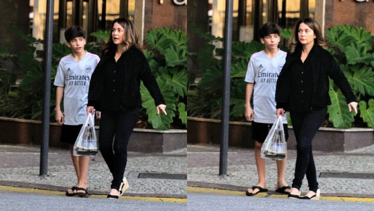 Cláudia Abreu faz rara aparição com o filho em passeio no Rio