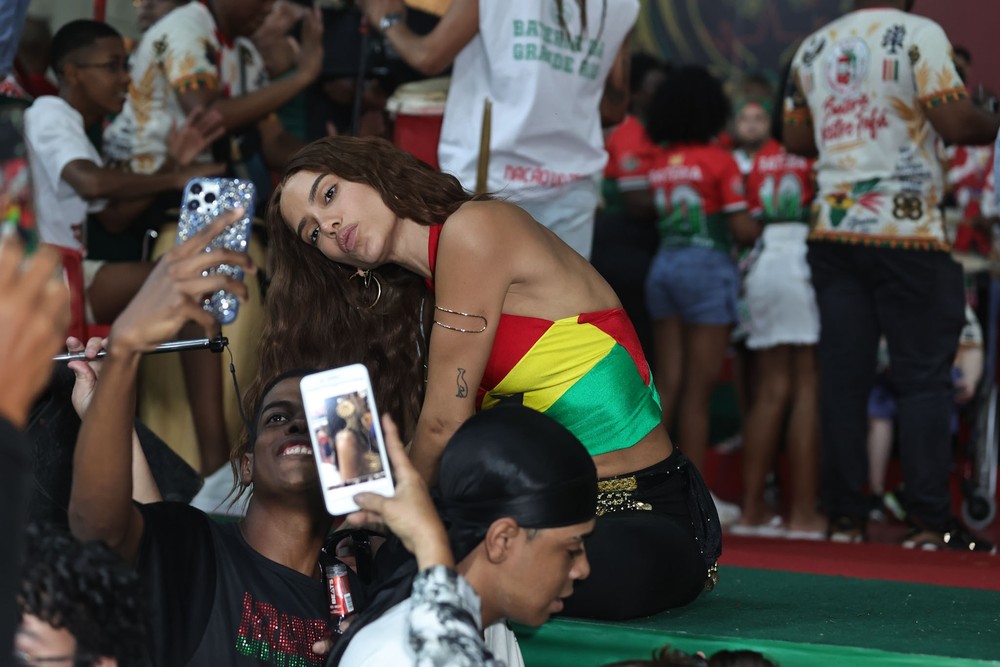 Anitta mostra samba no pé e recebe carinho de fãs na quadra da Grande ...