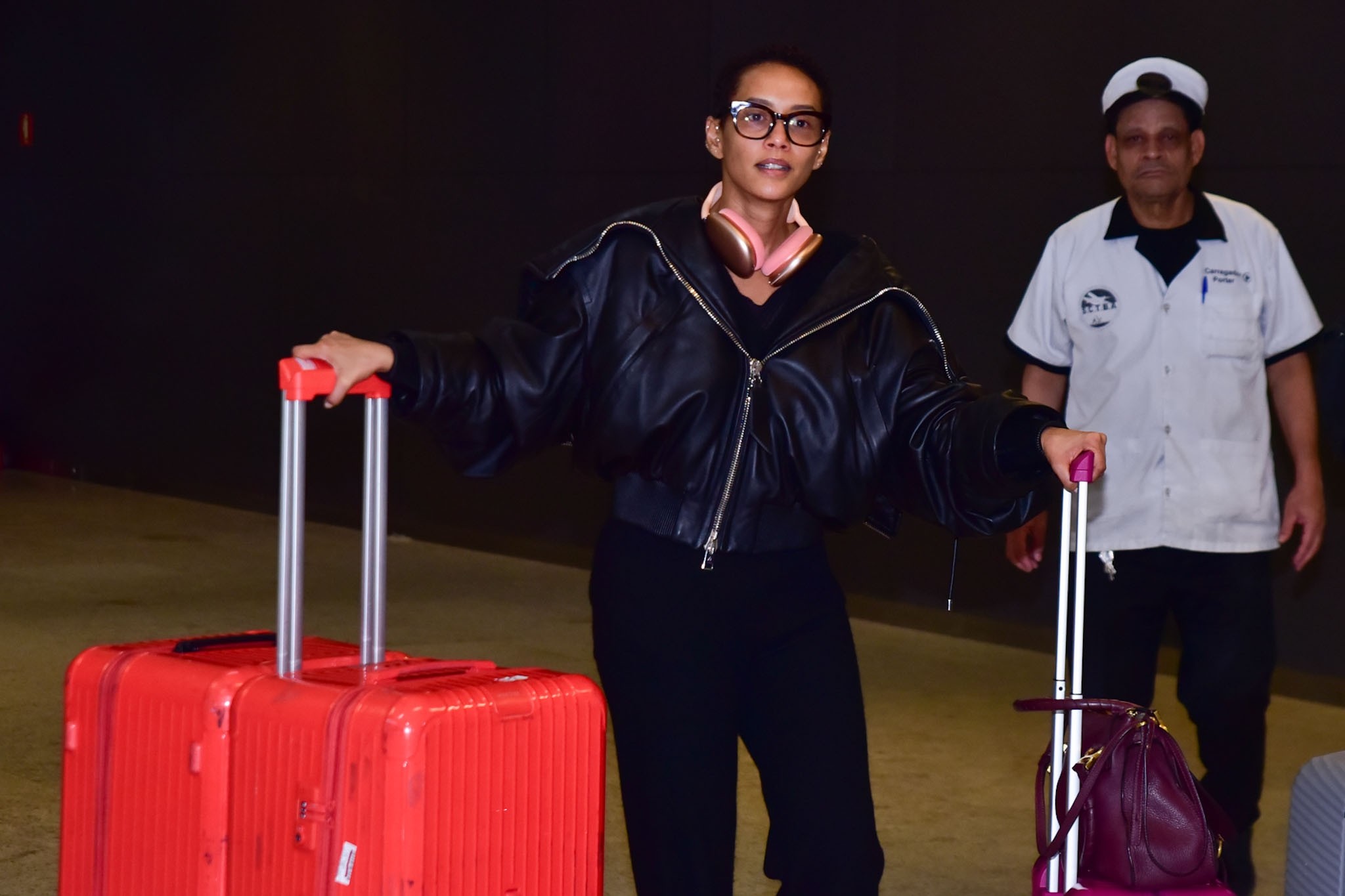 Taís Araujo retorna ao Brasil com novo visual