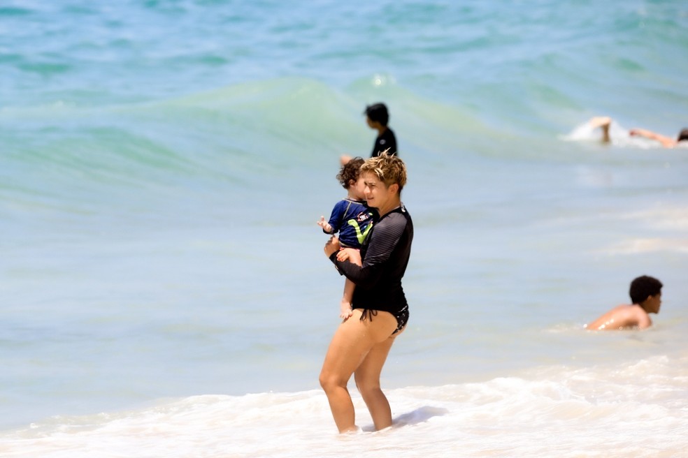 Lan Lahn curte praia com as filhas — Foto: JC Pereira / AgNews