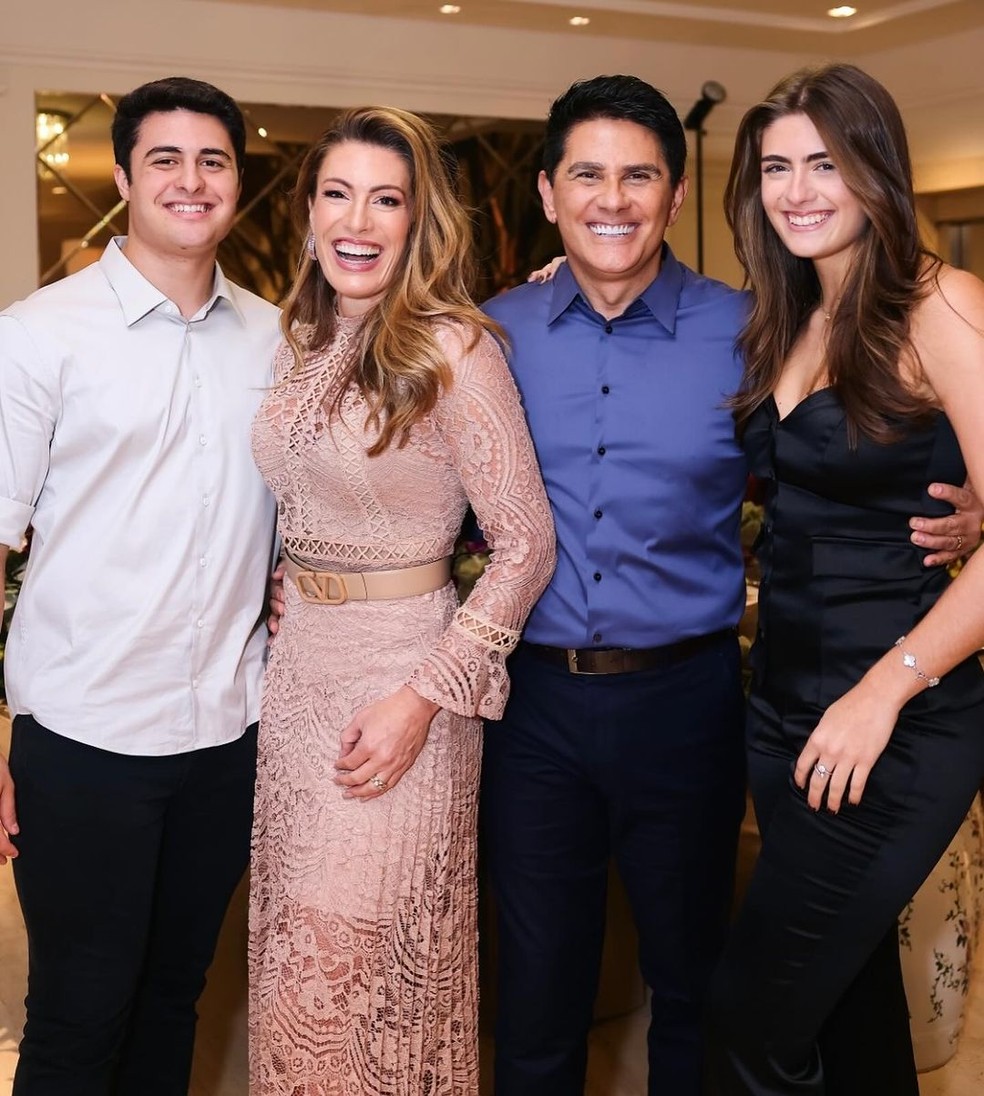 Elaine Mickely e César Filho com Luma e Luigi — Foto: Reprodução/Instagram