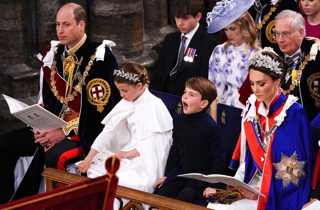Príncipe Louis boceja em coroação do avô Charles III