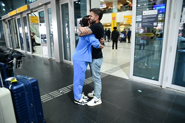 Key Alves troca beijos apaixonados ao reencontrar namorado no Brasil; fotos