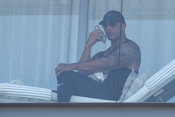 Dwayne Johnson, o The Rock, chega ao Brasil e treina em academia no Rio