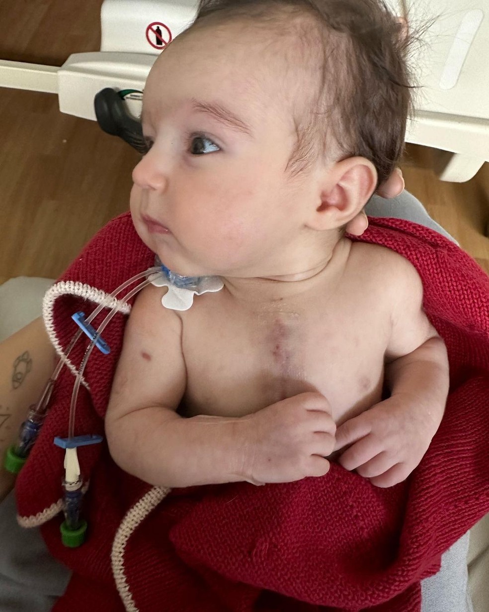 Thaila Ayala compartilha registros de internação de sua filha caçula, Tereza, com Renato Góes, em hospital de São Paulo — Foto: Reprodução Instagram