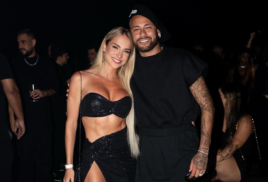 Neymar recebe Gabi Martins em seu aniversrio de 32 anos