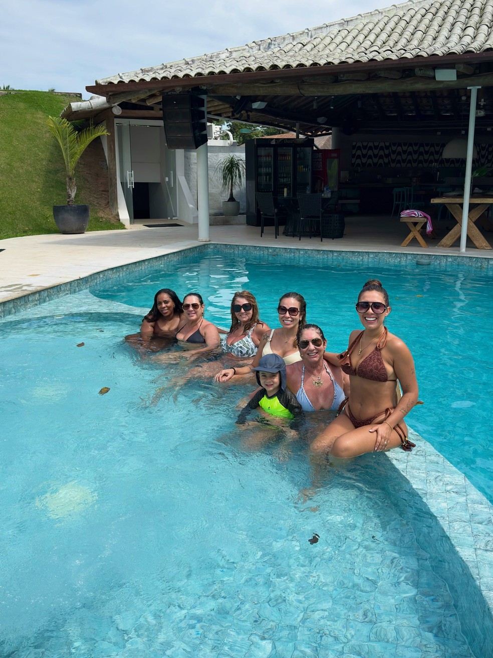 Mãe de Vini Jr. curte dia de piscina com família de Virginia Fonseca em meio a rumores de término — Foto: Reprodução/Instagram