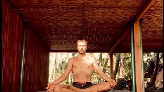 Rodrigo Hilbert se refresca em praia após fazer exercícios de ioga 