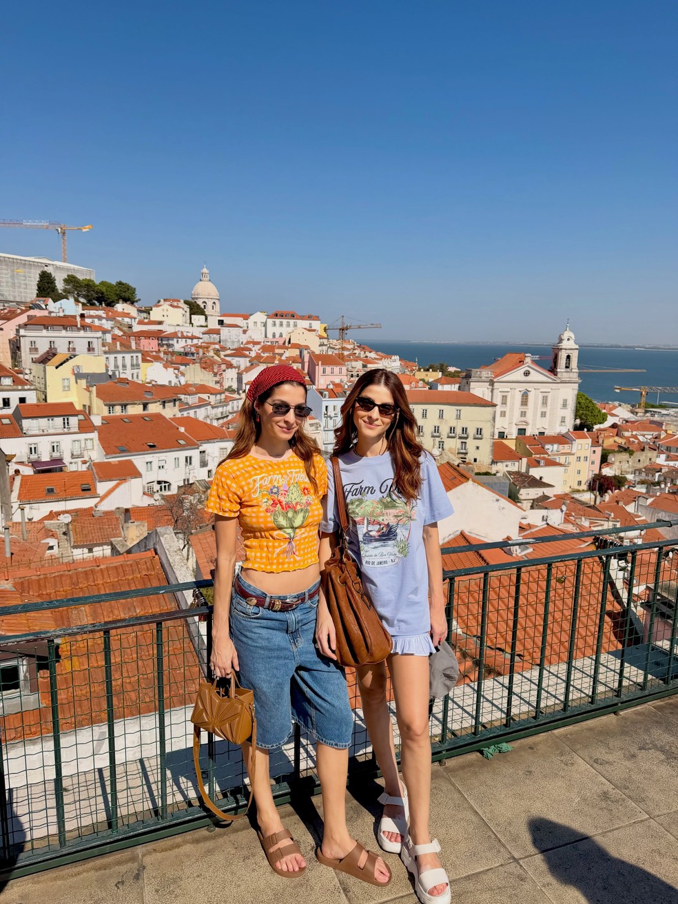 Giselle Batista com a irmã em Portugal — Foto: Reprodução/Instagram