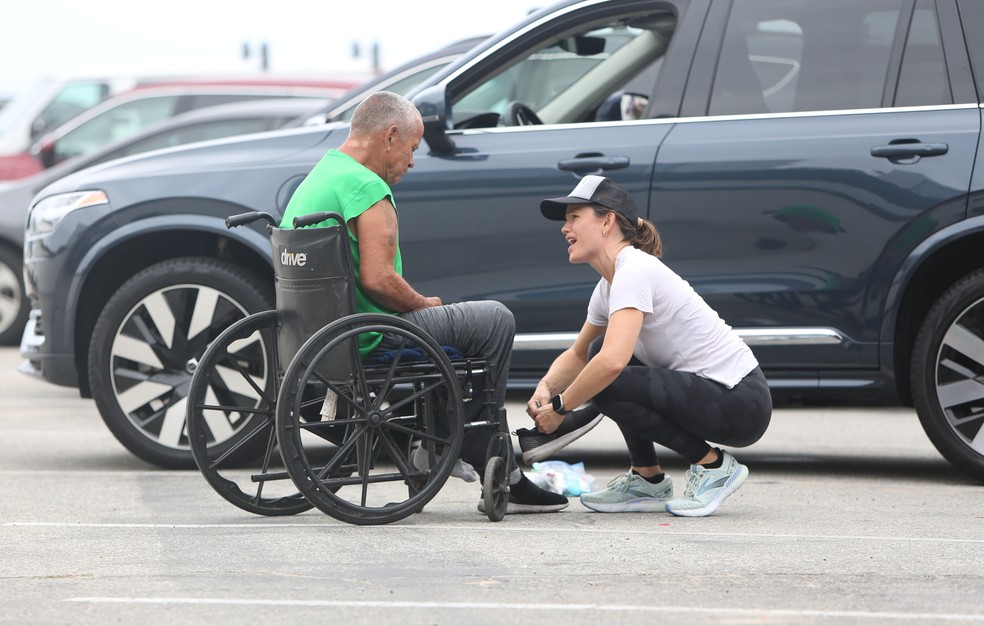 Jennifer Garner auxilia homem com deficiência em situação de rua — Foto: The Grosby Group