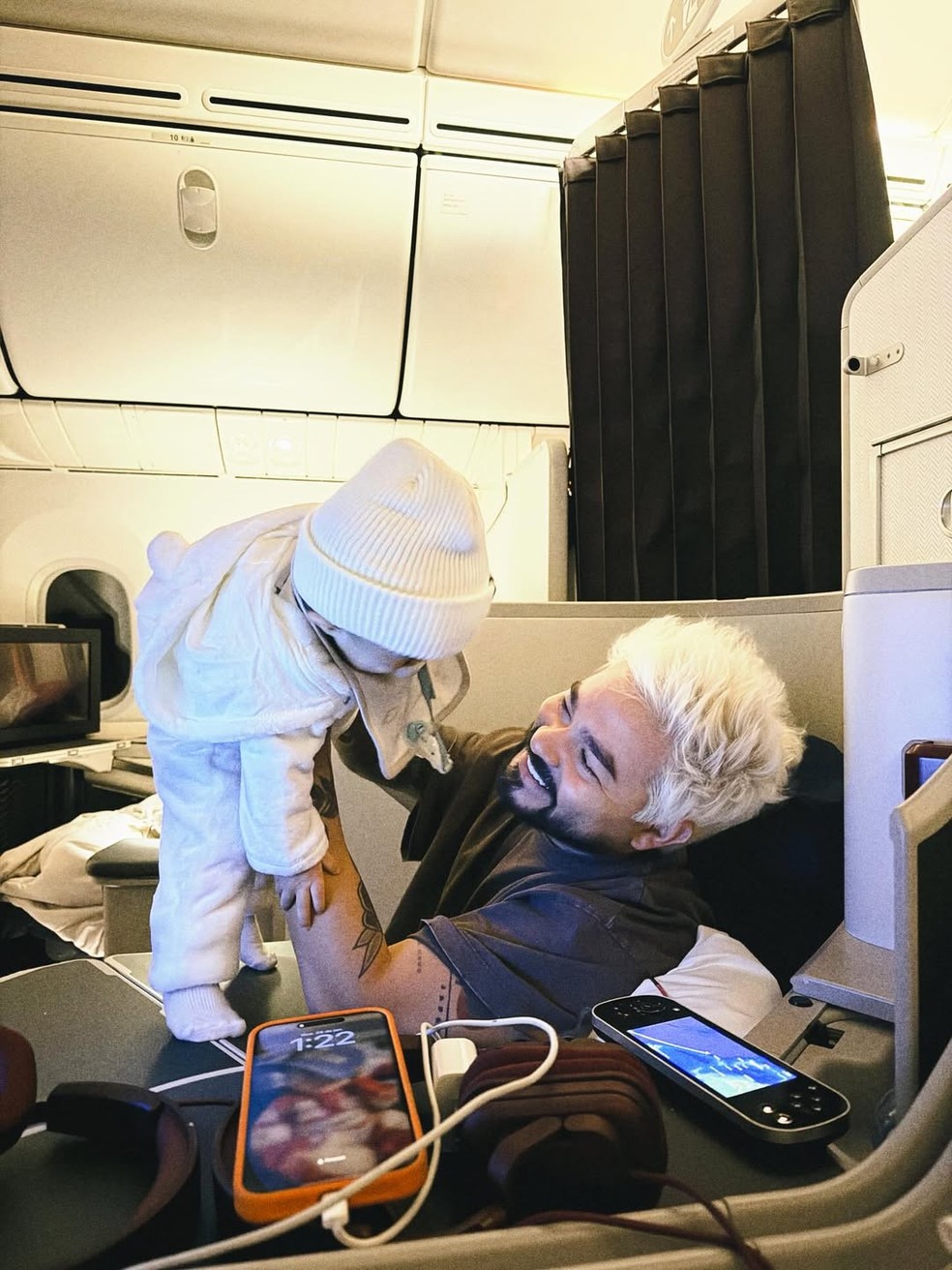 Yudi Tamashiro encara mais de 30h de viagem com o filho — Foto: Reprodução/Instagram
