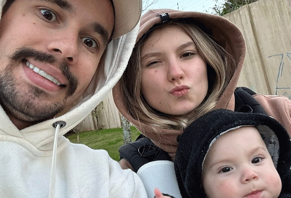 Lucas Borbas e Isabel Veloso com o filho Arthur — Foto: Reprodução/Instagram