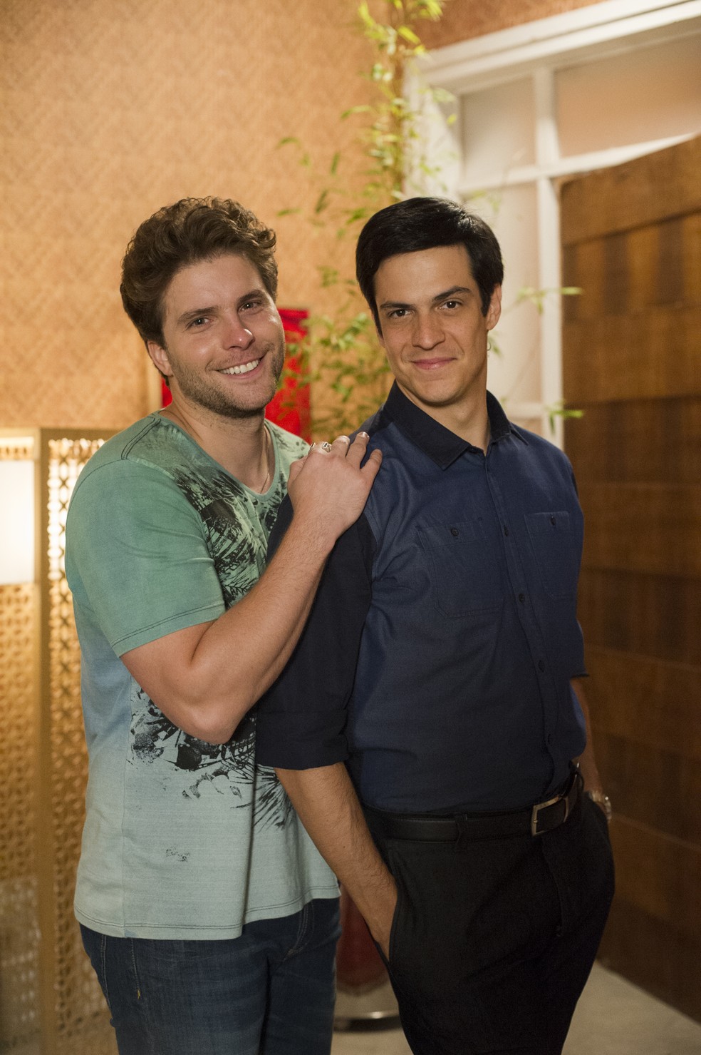 Mateus Solano explica gravação de quatro versões de beijo com Thiago Fragoso