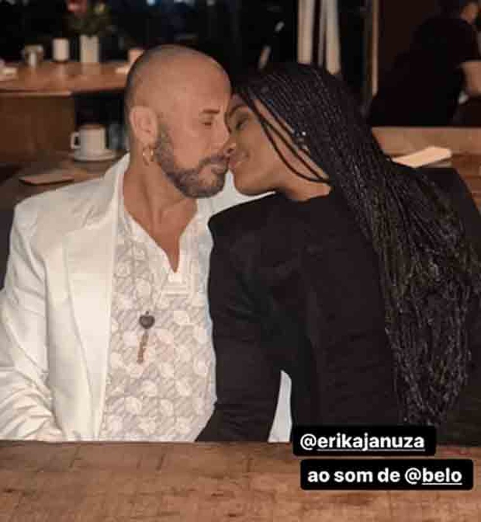 Erika Januza e produtor Jose Junior, do AfroReggae, trocam beijos em viagem