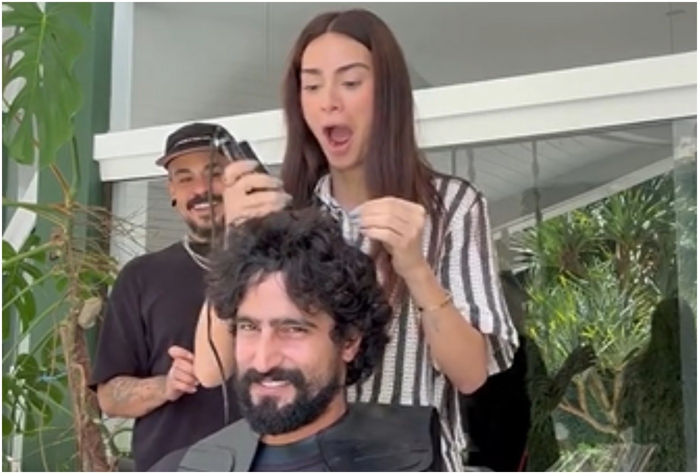 Thaila Ayala e filhos raspam cabelo de Renato Góes para 