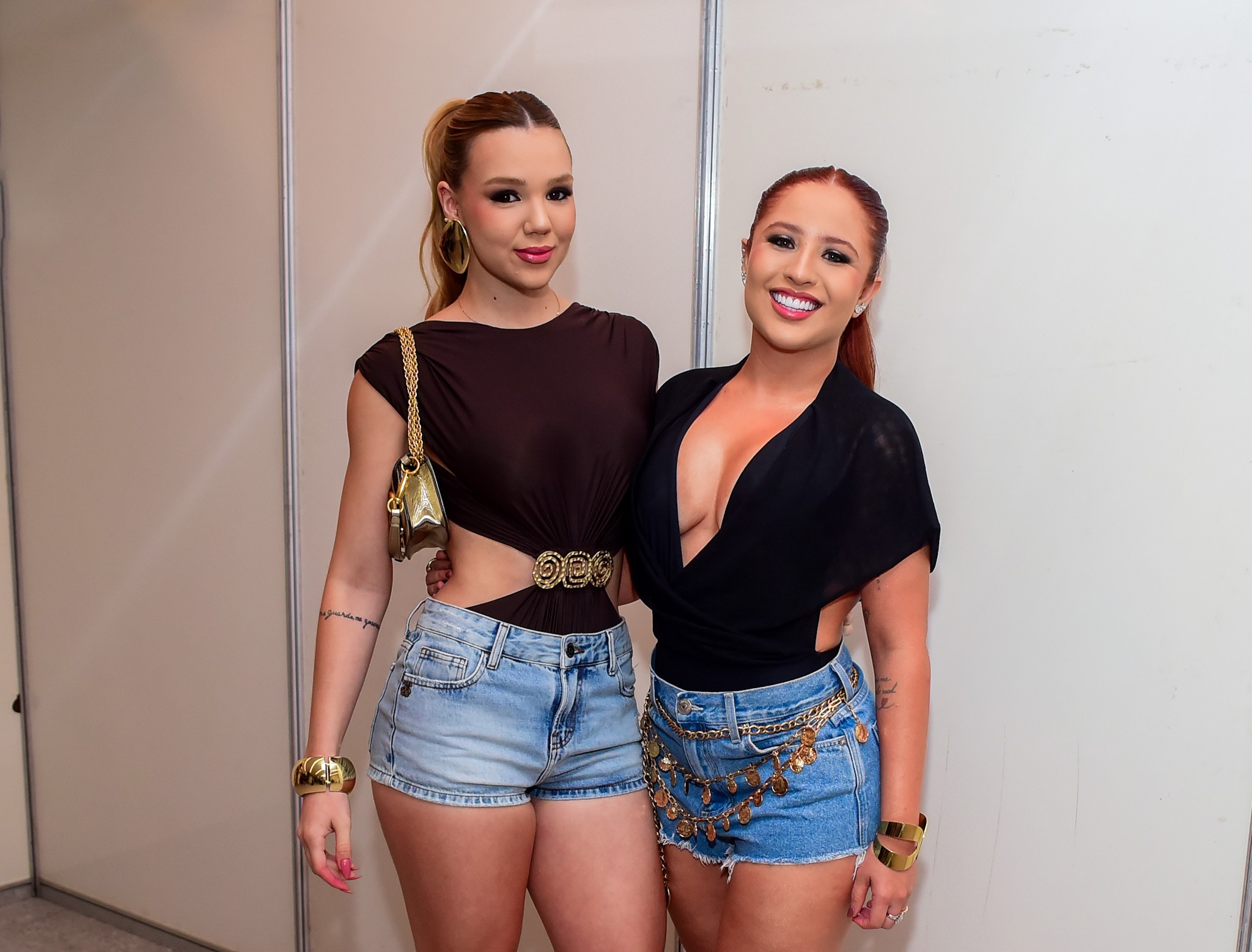 Recém-casada, Mari Fernandez curte show com a esposa, em Natal