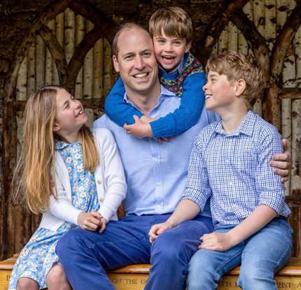O príncipe William com Charlotte, Louis e George