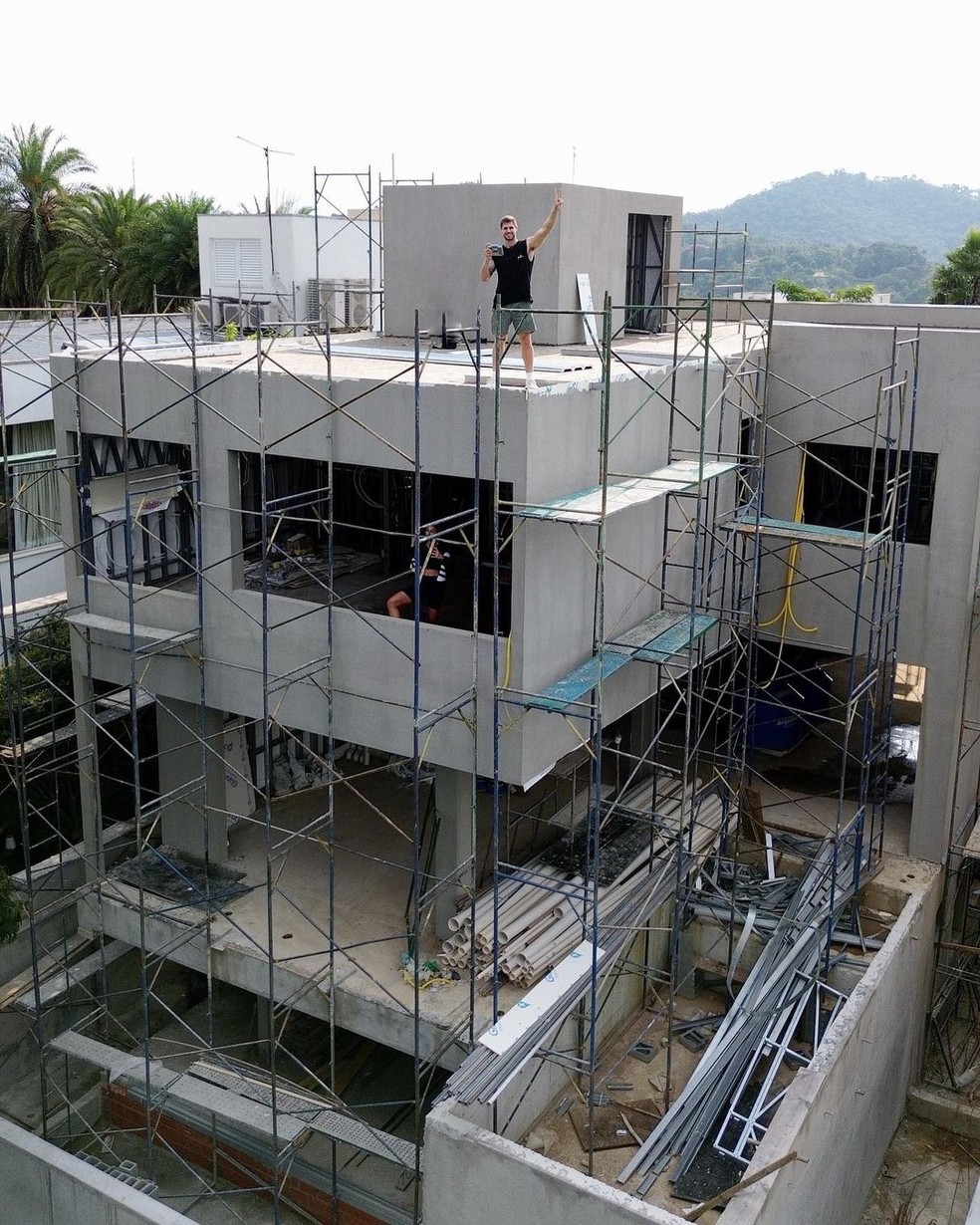 Mari Gonzalez e Jonas Sulzbach, quando estavam noivos, iniciaram as obras de mansão — Foto: Instagram