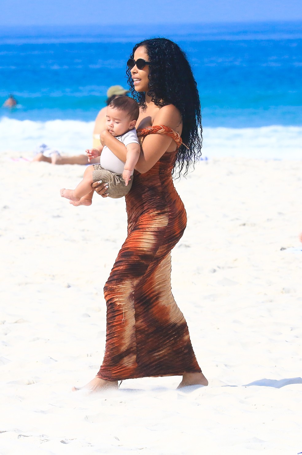 Lorena Maria e o filho, R&aacute;s, na Praia da Barra da Tijuca &mdash; Foto: Fabr&iacute;cio Pioyani/AgNews