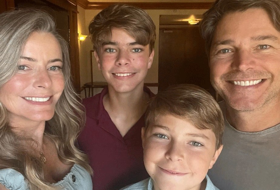 Mulher de Erik Marmo posta foto em família e semelhança dos quatro chama  atenção: 'Irmãos
