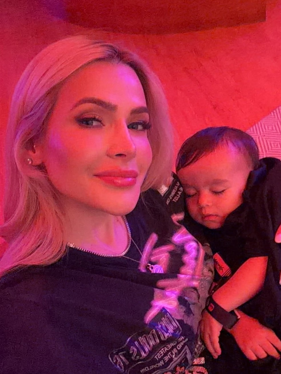 Mila Braga com o filho, Davi Yudi, no Rock in Rio — Foto: Reprodução/Instagram