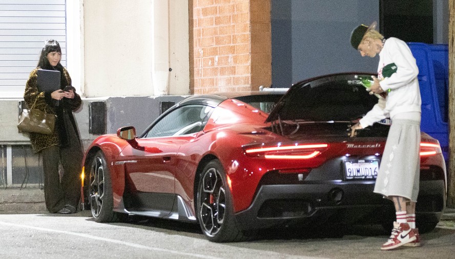 Dakota Johnson e Machine Gun Kelly são vistos juntos em meio a suposto ...